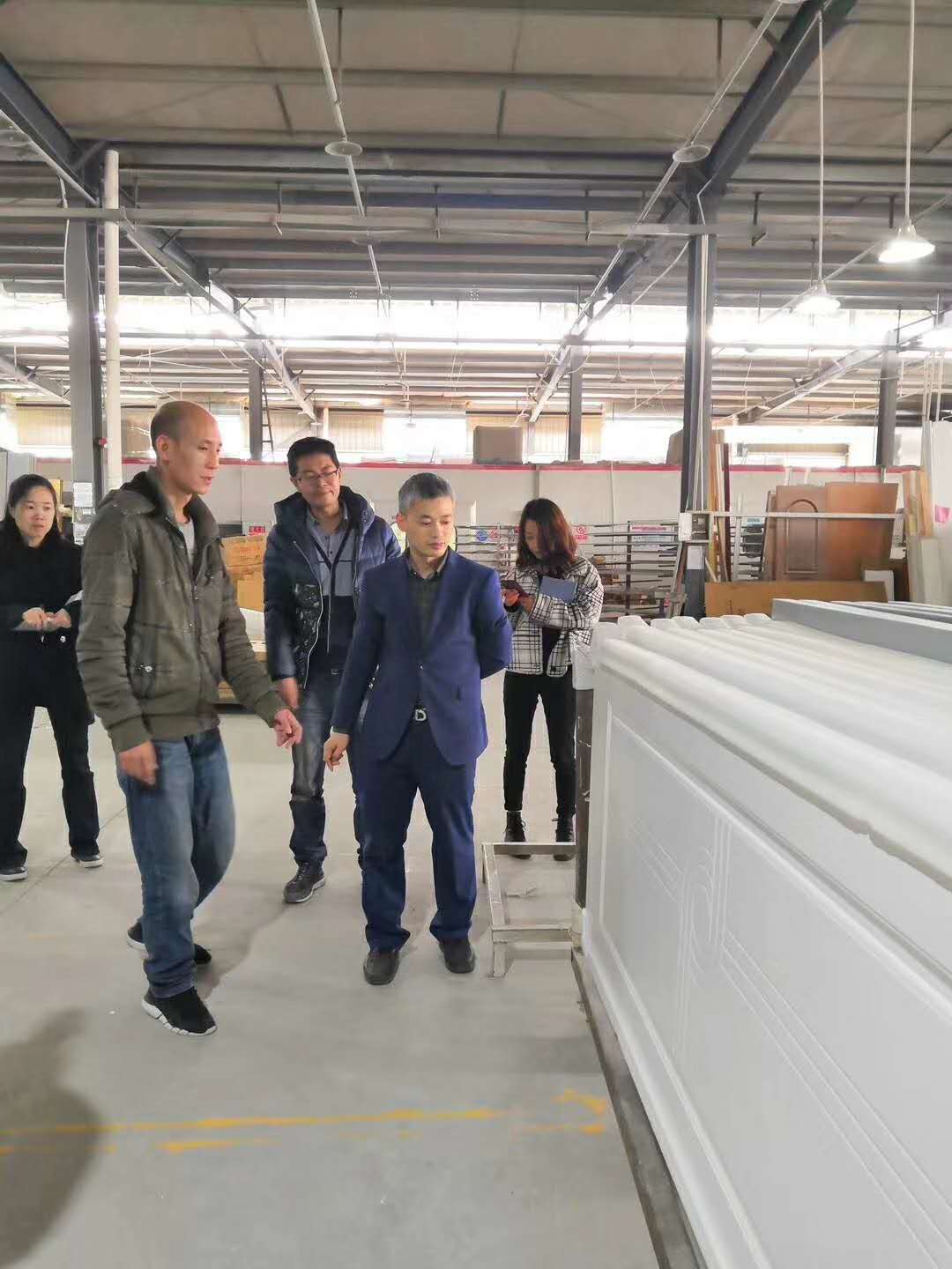 遠方來客考察，重慶鑫順來木門廠家管理人員全程陪同